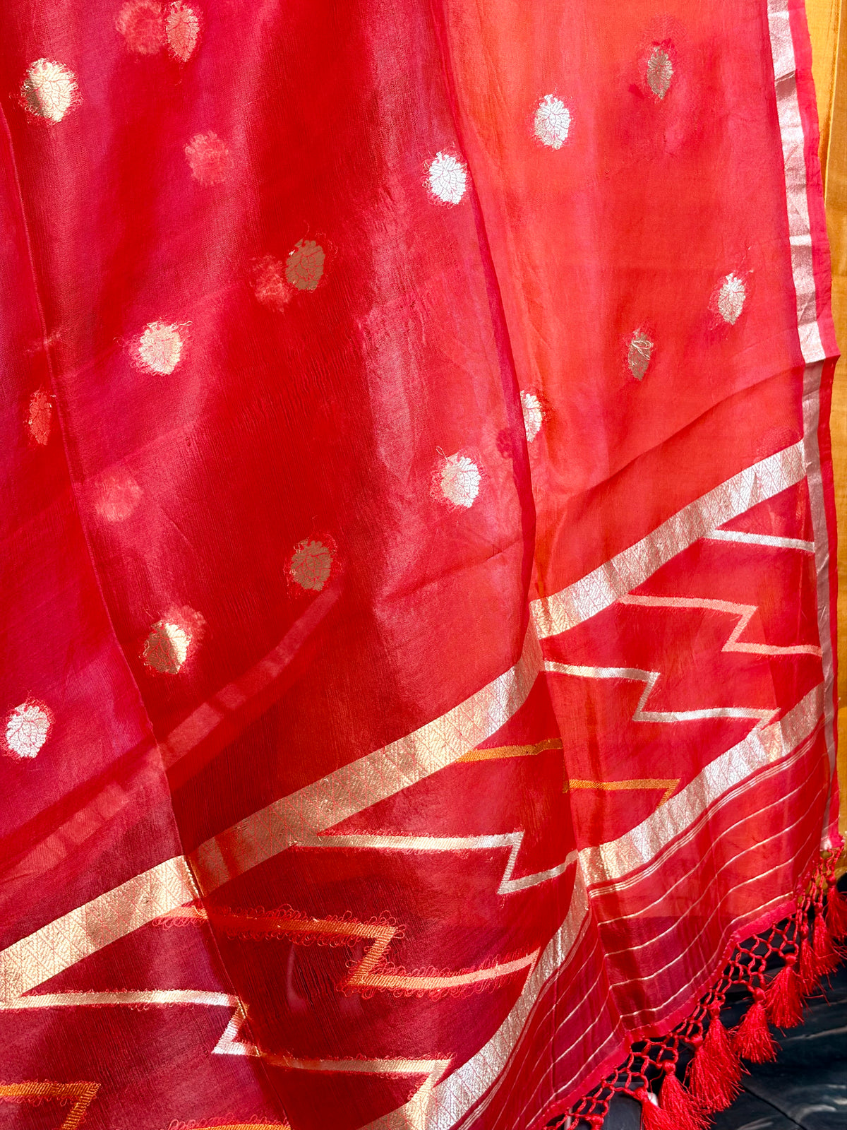 Pure Moonga pattu with kadwa weaving & Meenakari