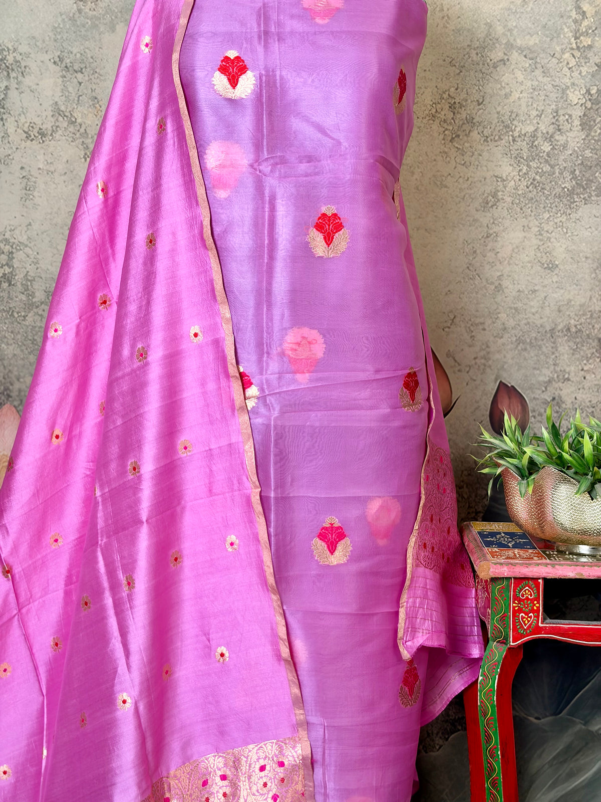 Pure Kora silk with meenakari & chiniya dupatta