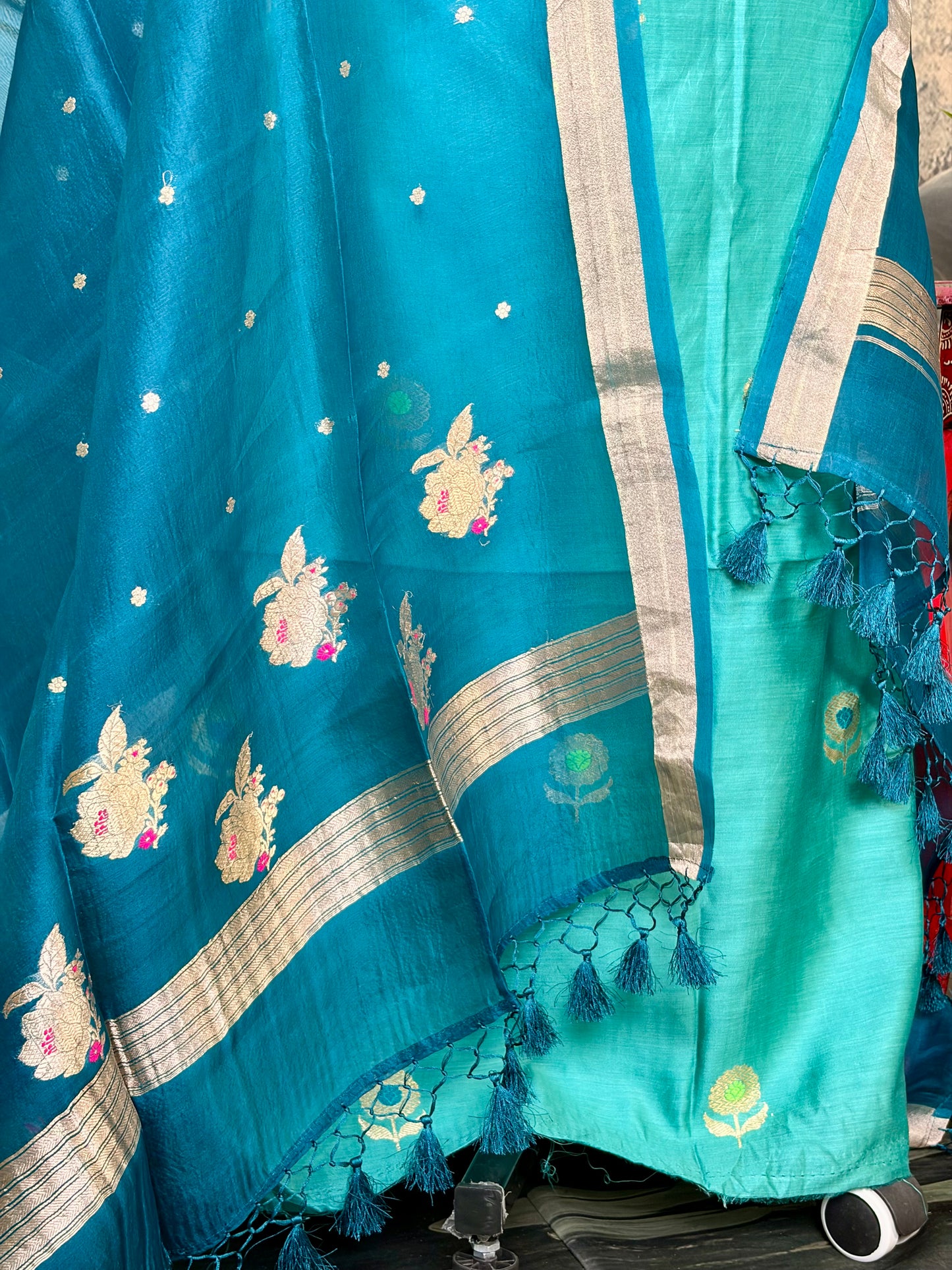 Pure Moonga pattu with kadwa weaving & Meenakari