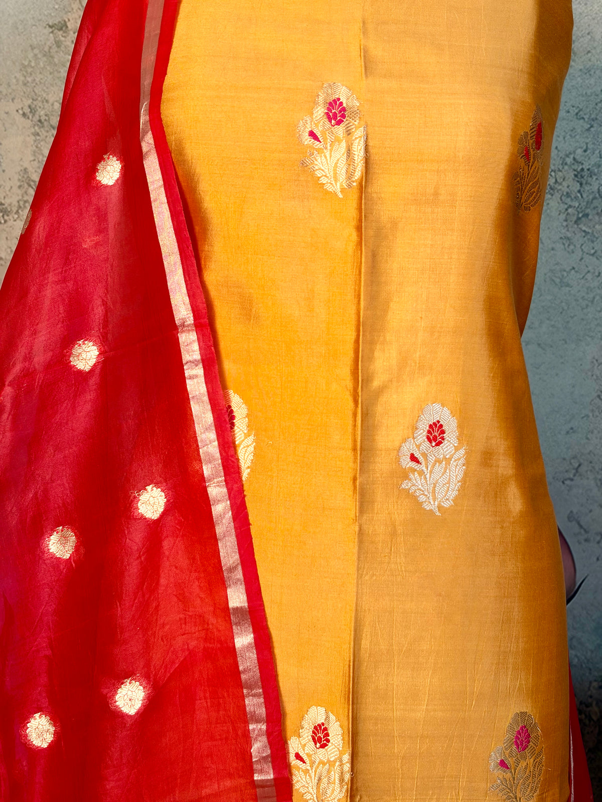 Pure Moonga pattu with kadwa weaving & Meenakari