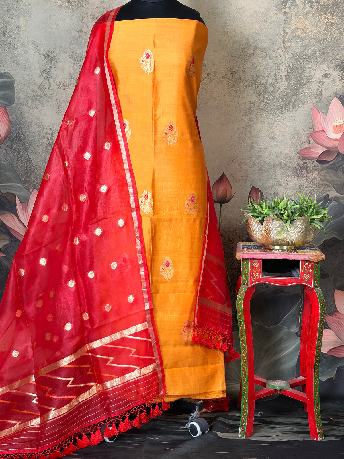 Pure Moonga pattu with kadwa weaving & Meenakari